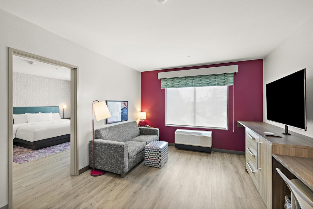 Suite, 1 King Bed, Accessible, Bathtub