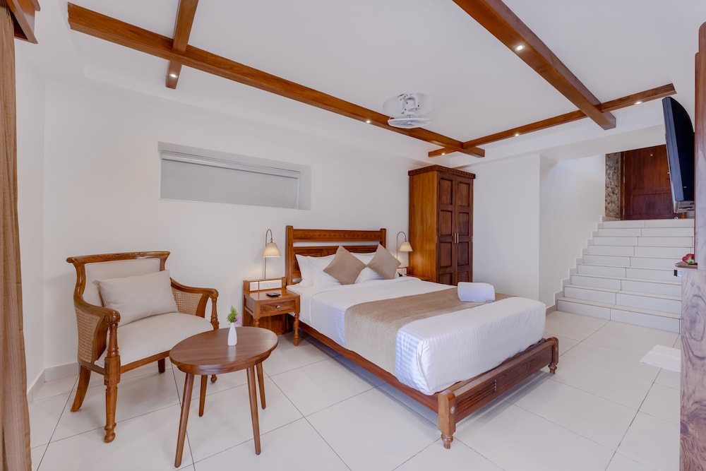 Luxury Room, 1 King Bed, Non Smoking, Private Bathroom photo 3