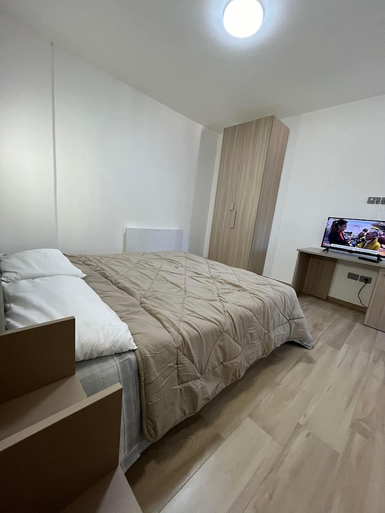 Deluxe Room, 1 King Bed, Non Smoking, Ensuite photo 3