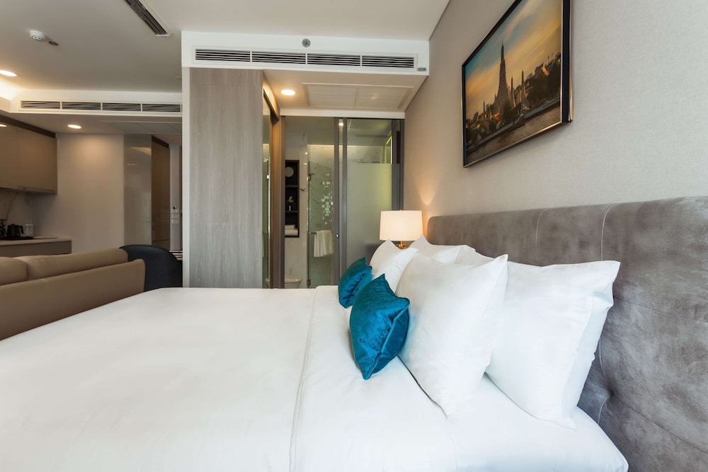 Basic Room, 1 King Bed, Accessible photo 3