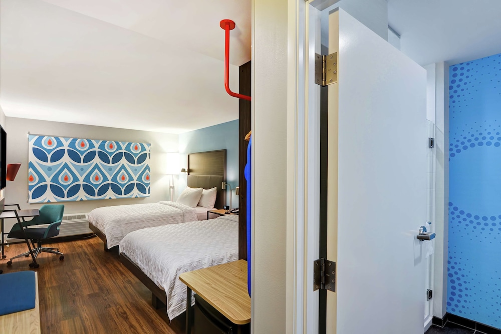 Room, 2 Queen Beds, Accessible, Bathtub - Photo 4