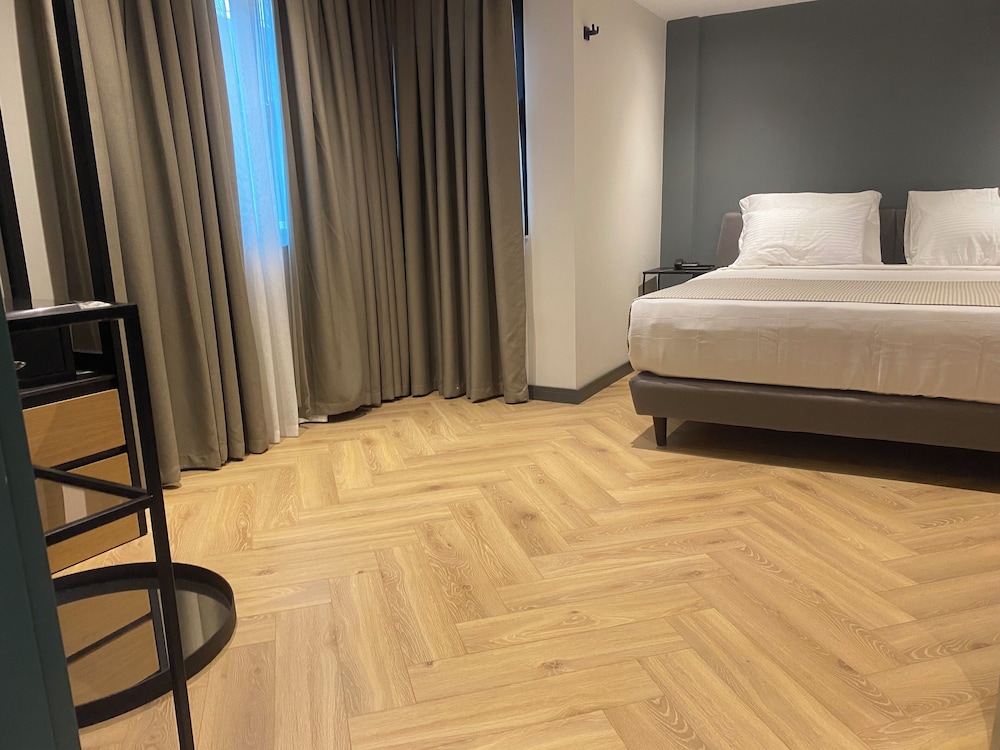 Comfort Room, 1 King Bed, City View