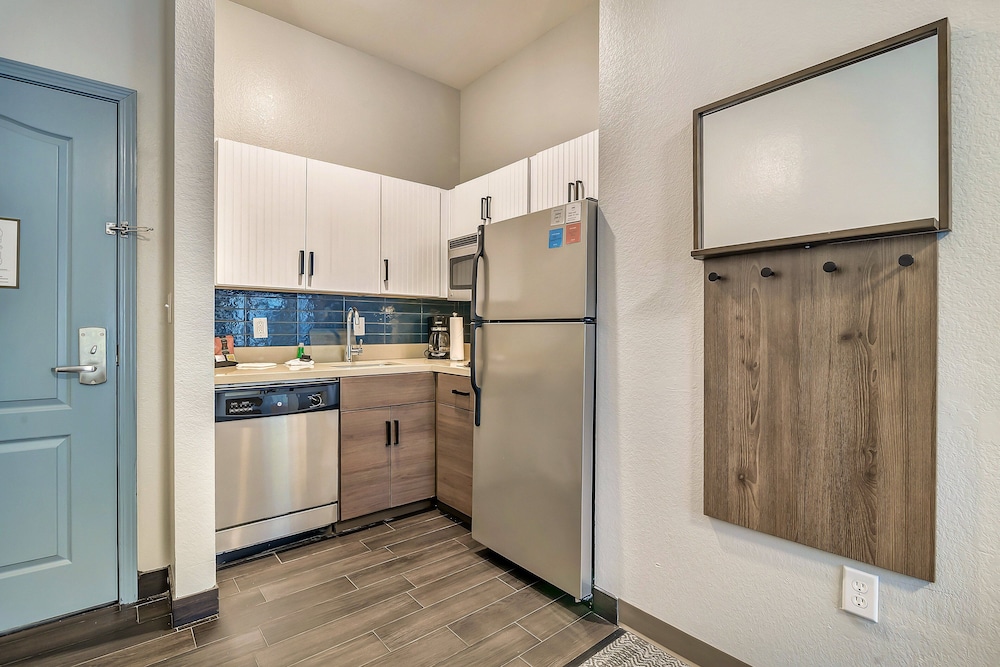 Suite, 2 Bedrooms, Kitchen - Photo 4