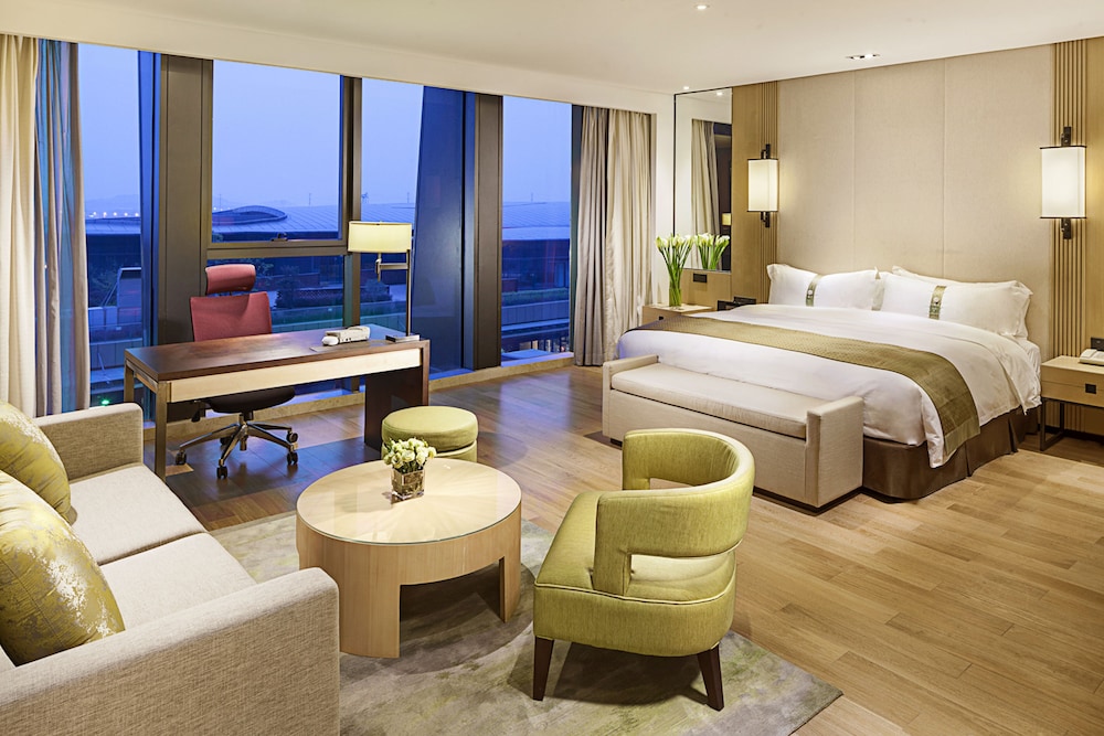 Premium Room, 1 King Bed photo 3
