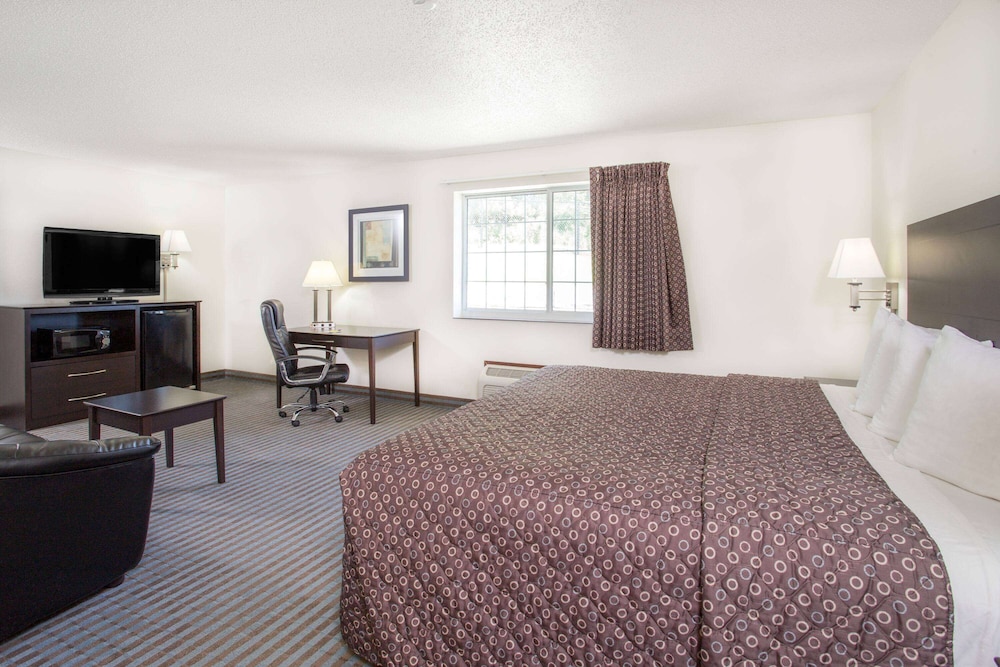 Suite, 1 King Bed, Non Smoking - Photo 1