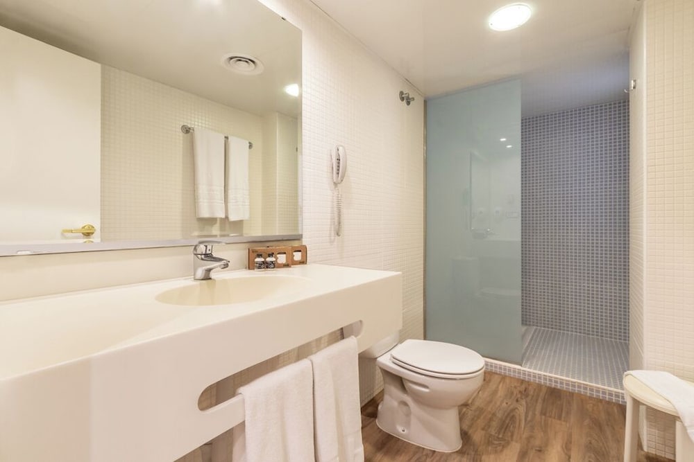 Standard Triple Room, City View - Photo 6