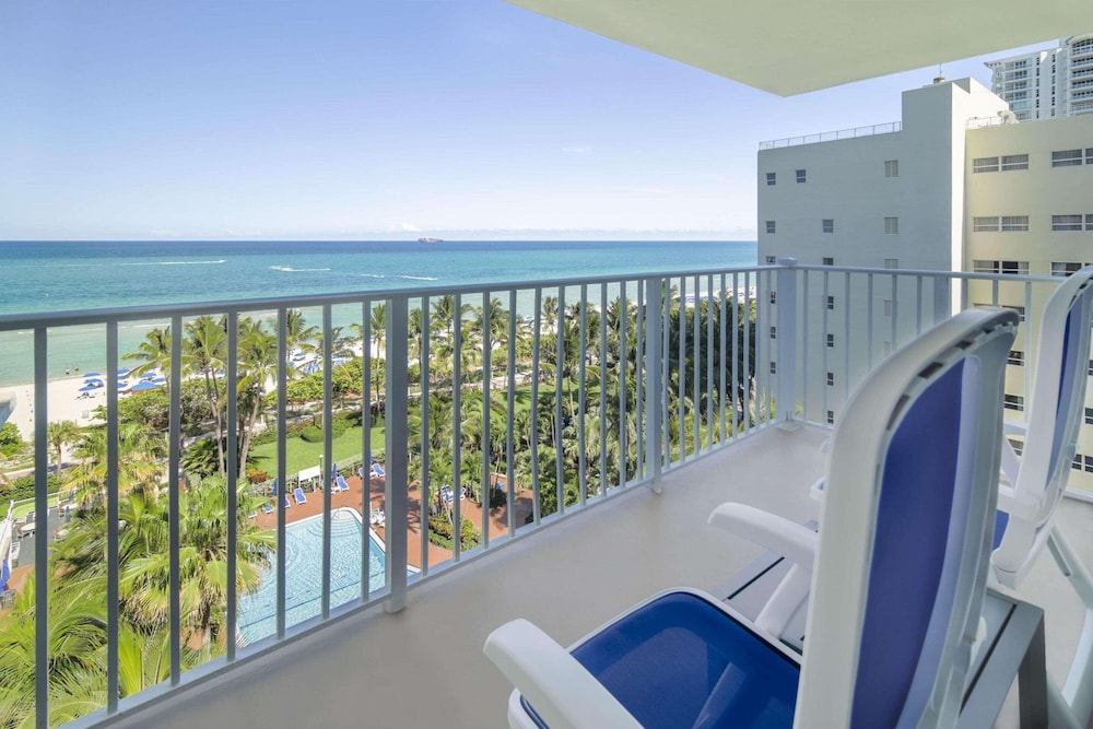 Junior Suite, 2 Queen Beds, Balcony, Oceanfront photo 1