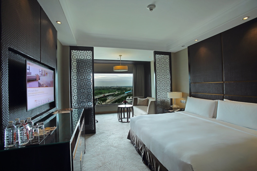 Standard Room, 1 King Bed, Business Lounge Access - Photo 4