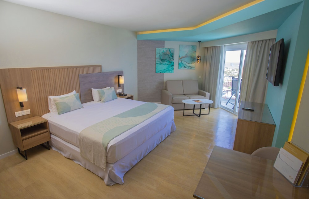 Junior Suite, Partial Ocean View (L)