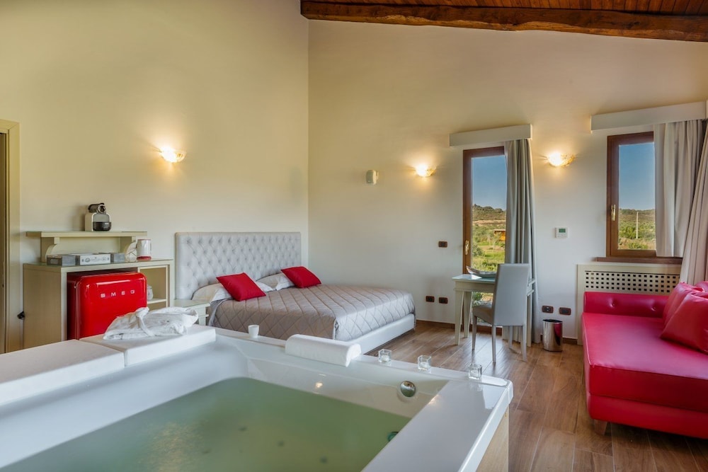 Suite, Terrace (Queen with private spa) - Photo 2