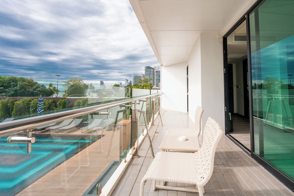 Deluxe Room, 1 King Bed, Sea View, Corner - Photo 6