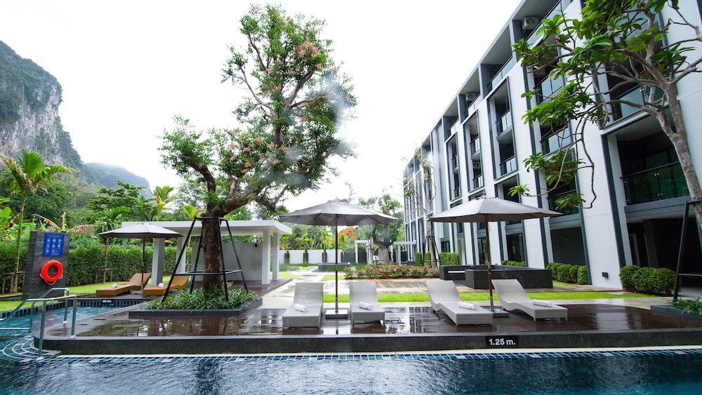 Luxury Premier Pool Access - Photo 8