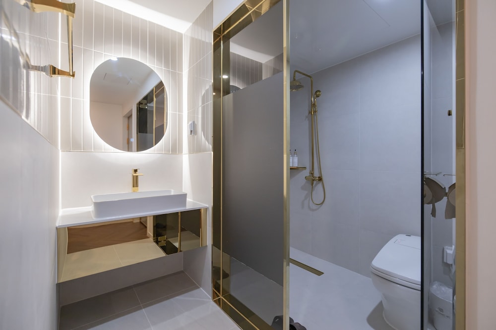 Premium Twin Room - Photo 3