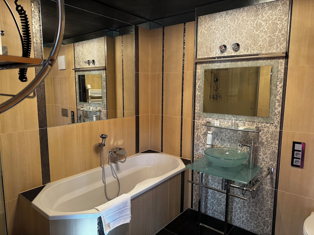 Suite, 1 Double Bed with Sofa bed photo 3