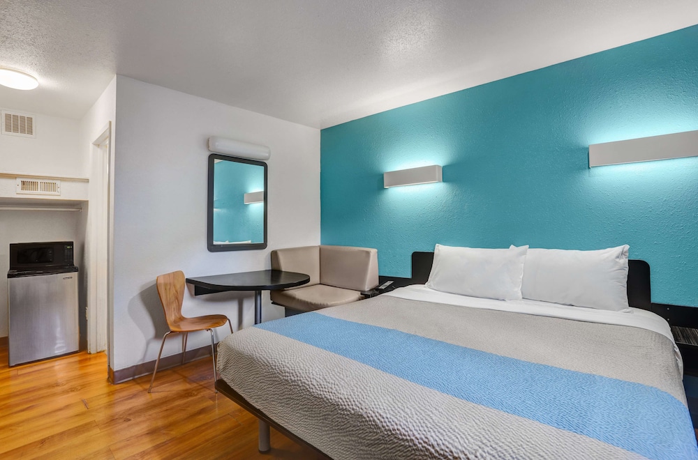 Standard Room, 1 King Bed, Non Smoking photo 2