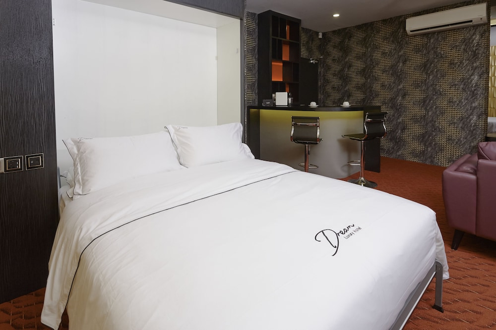 Business Suite - Photo 1