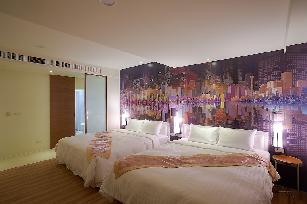 Family Quadruple Room, 2 Double Beds, City View photo 3