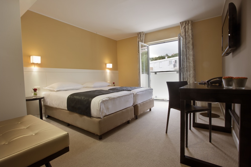 Standard double room, pool view