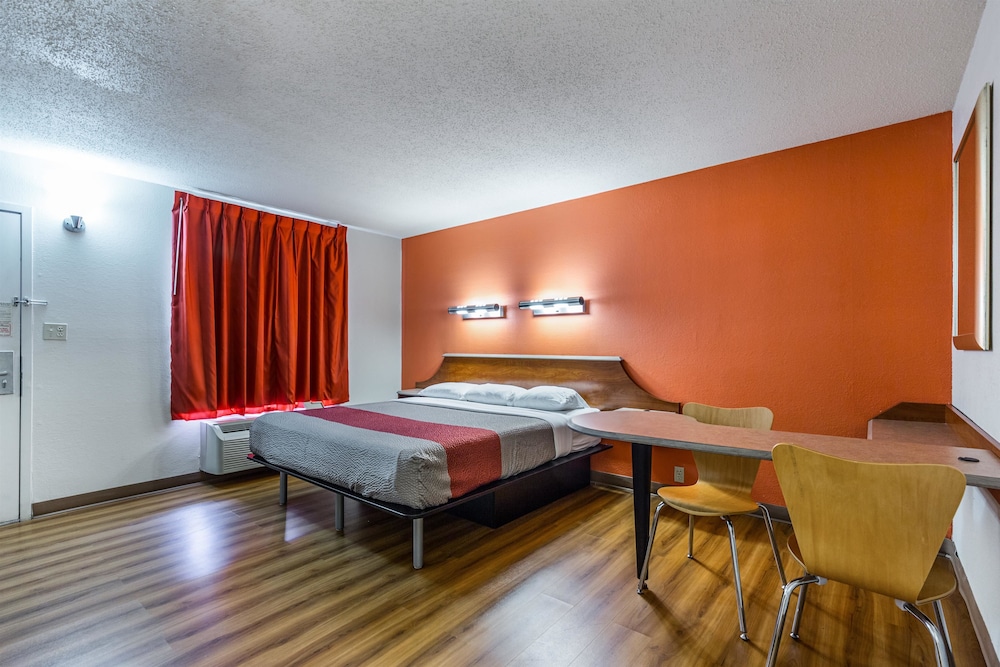 Deluxe Room, 1 Double Bed, Non Smoking, Refrigerator & Microwave - Photo 5