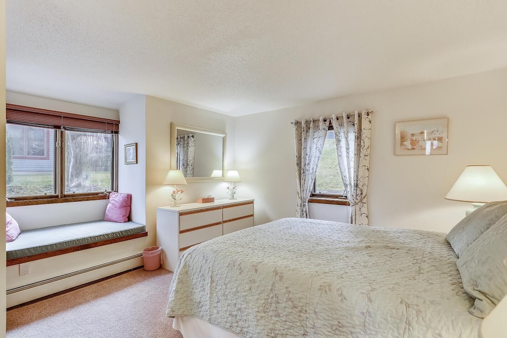 Condo, 1 Queen Bed with Sofa bed (Sunrise Cambridge 101) photo 1