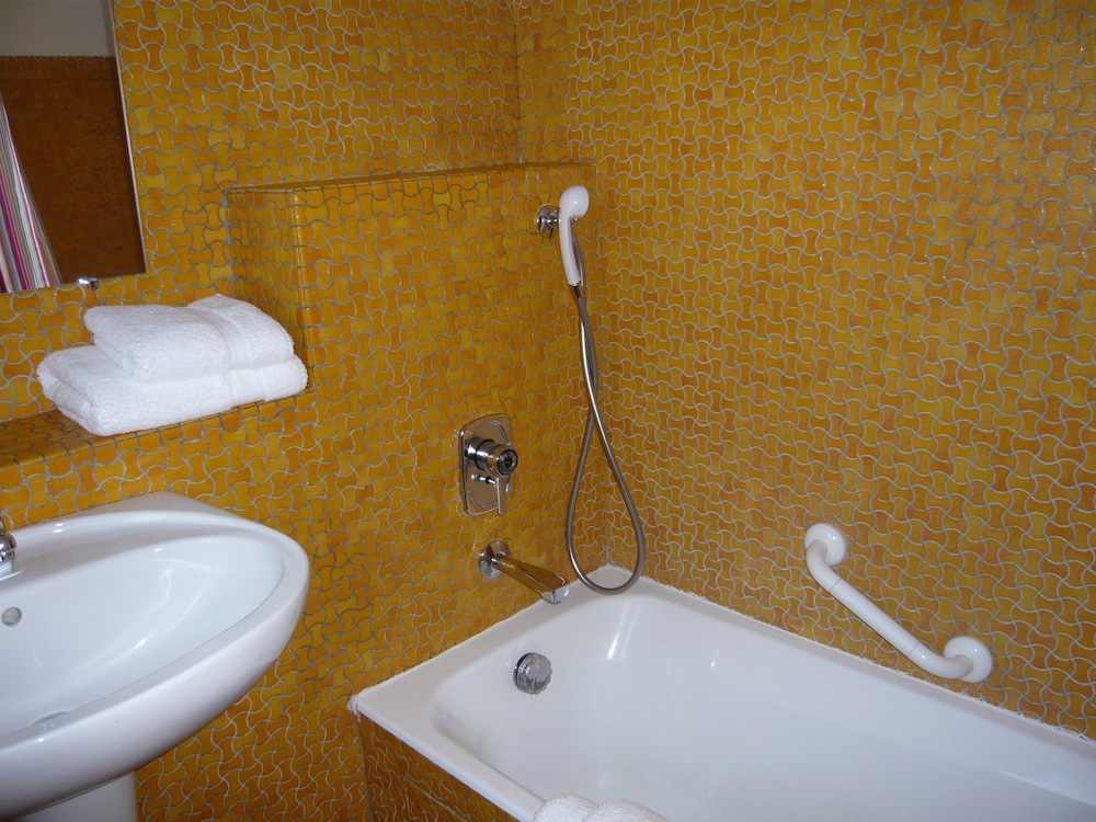 Standard Twin Room - Photo 11