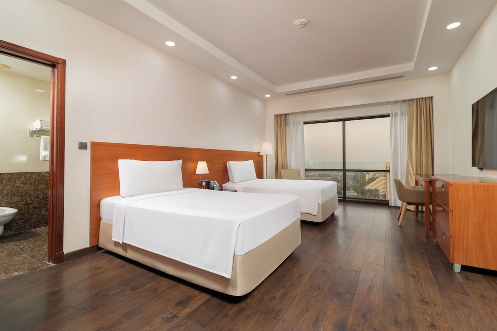 Suite, 3 Bedrooms, Club Lounge Access, Sea View (Dining, Kitchen) - Photo 1