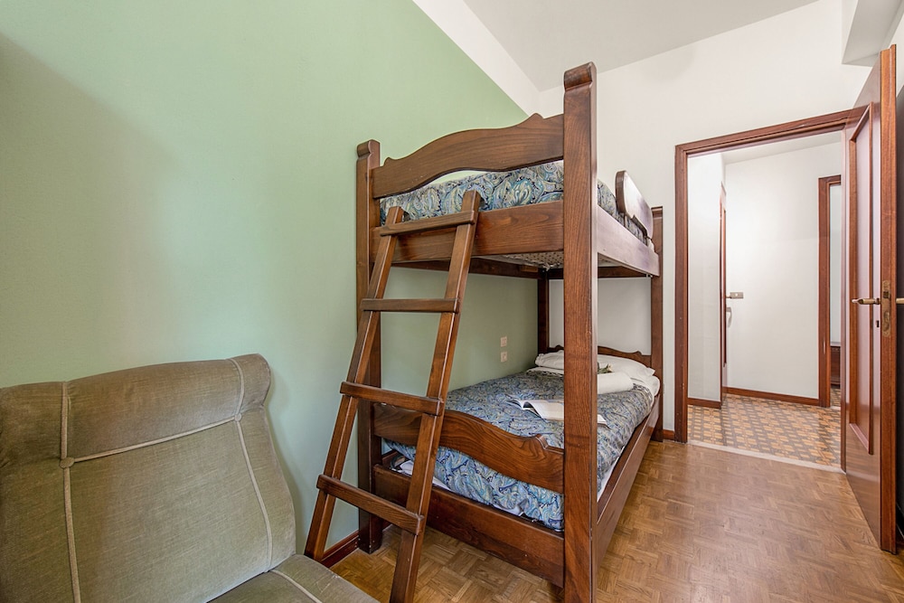 Family Apartment, Multiple Beds, 2 Bathrooms (Casa Stefy At Only 100m From The Lake)