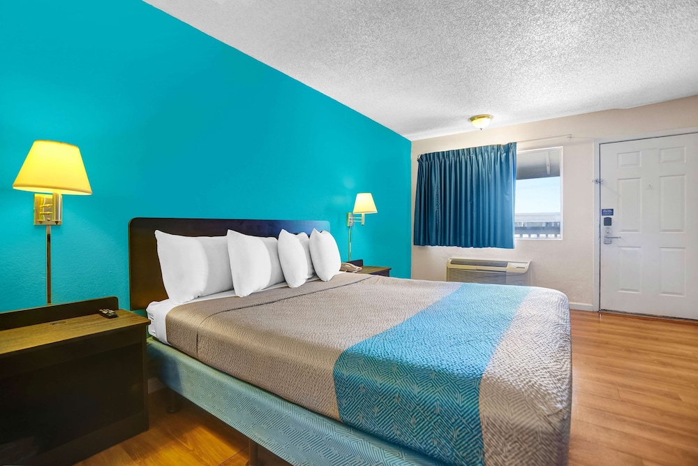Deluxe Suite, 1 King Bed, Non Smoking, Hot Tub photo 3