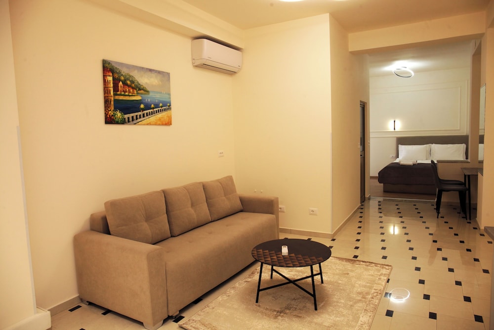 Classic Triple Room, Balcony, City View