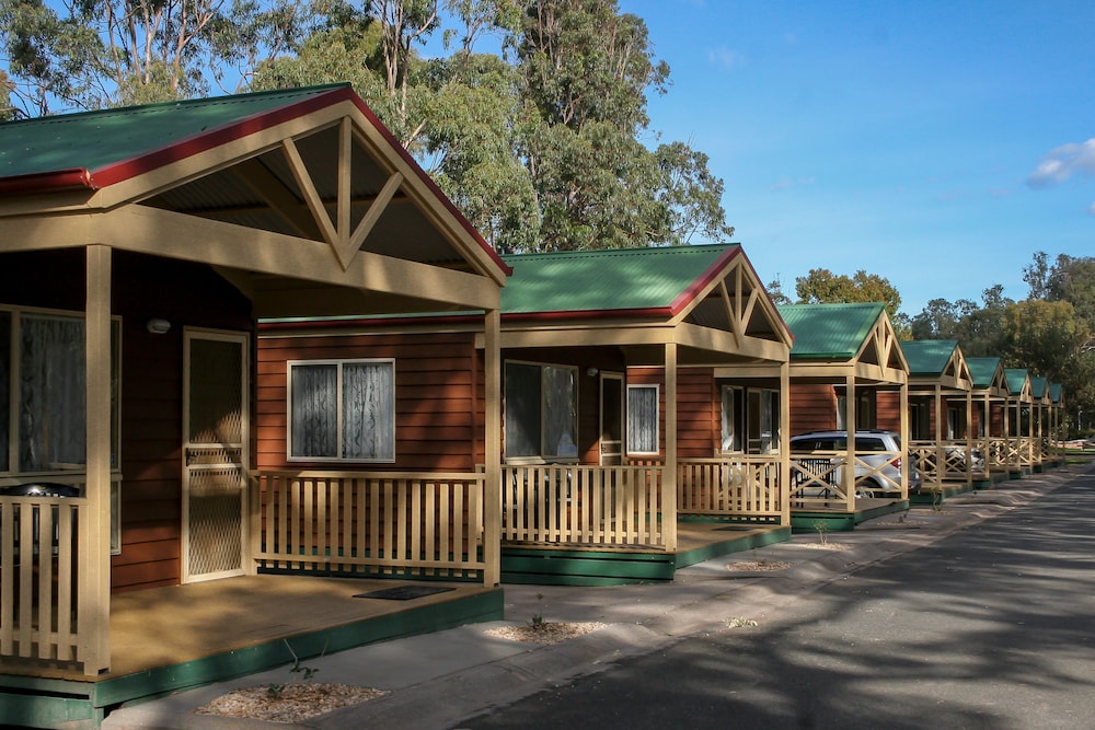 Deluxe Cabin, 2 Bedrooms, Lakeside photo 2