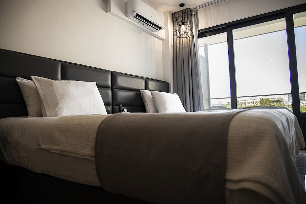 Superior Twin Room, Balcony, City View photo 3