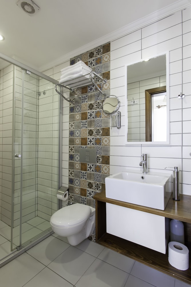 Standard Double or Twin Room - Photo 17