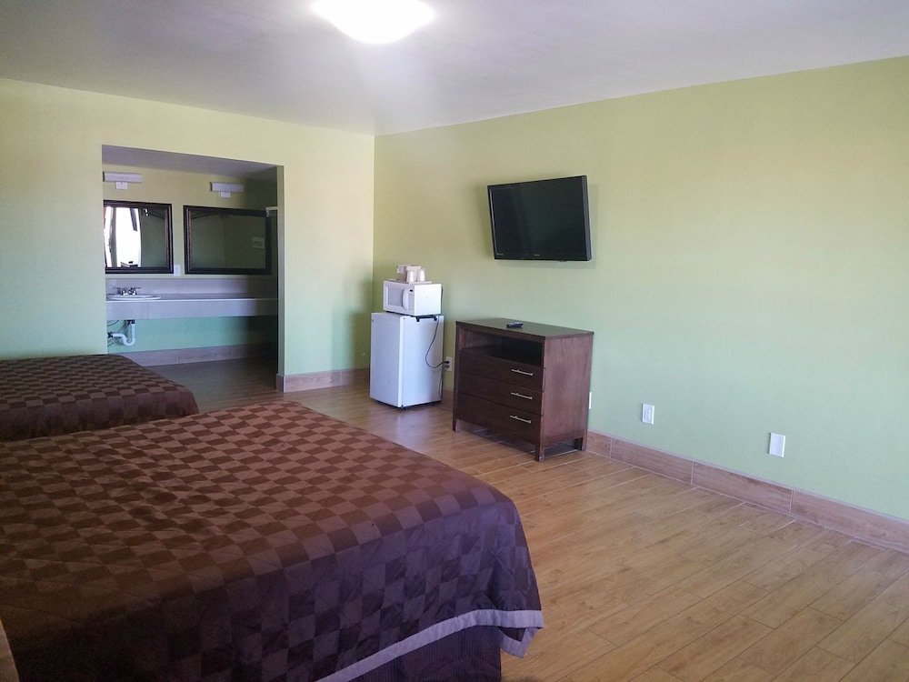 Standard Room, 2 Queen Beds photo 3