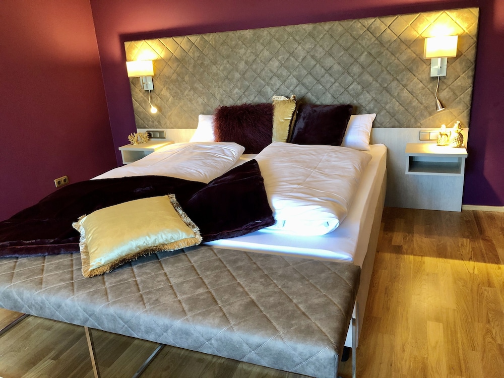 Deluxe Suite, 1 King Bed with Sofa bed, Non Smoking photo 3