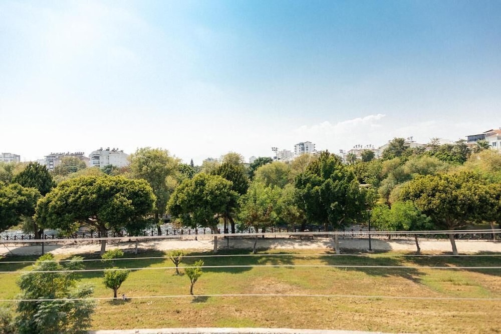 Deluxe Suite, River View