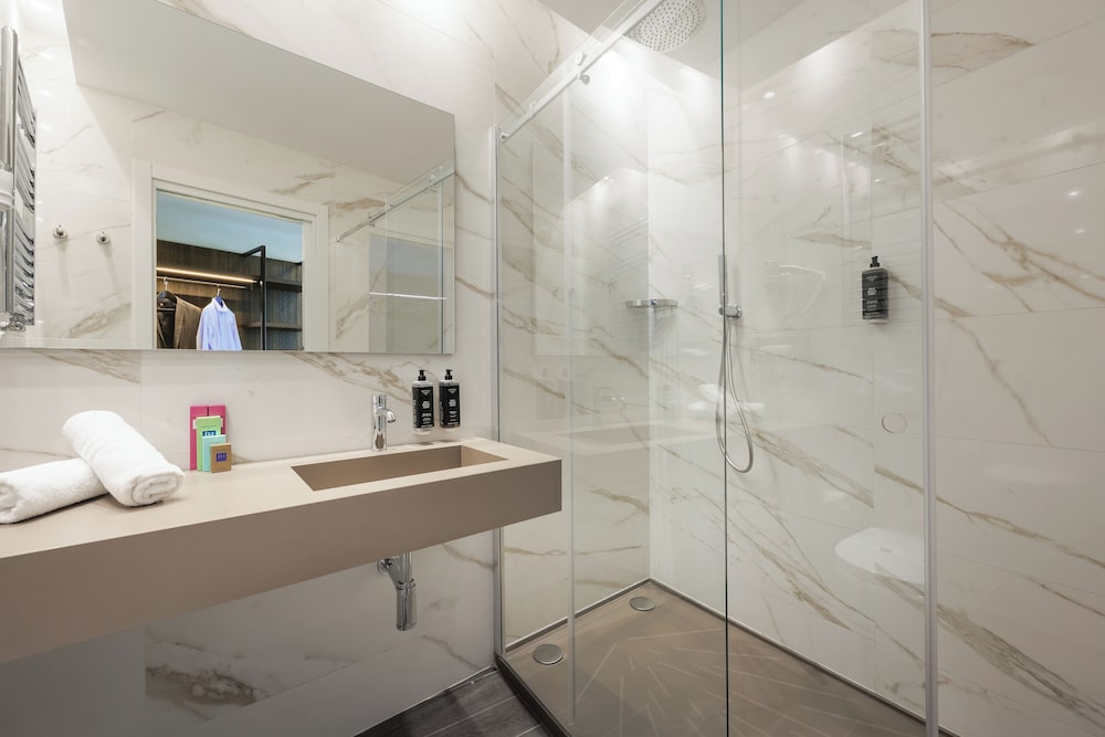 Superior Double or Twin Room thumbnail 5
