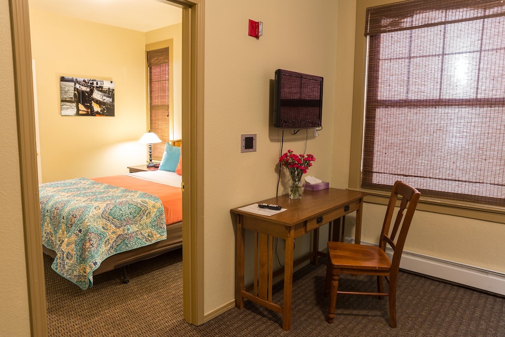 Basic Suite, 1 Bedroom, Refrigerator, River View photo 1