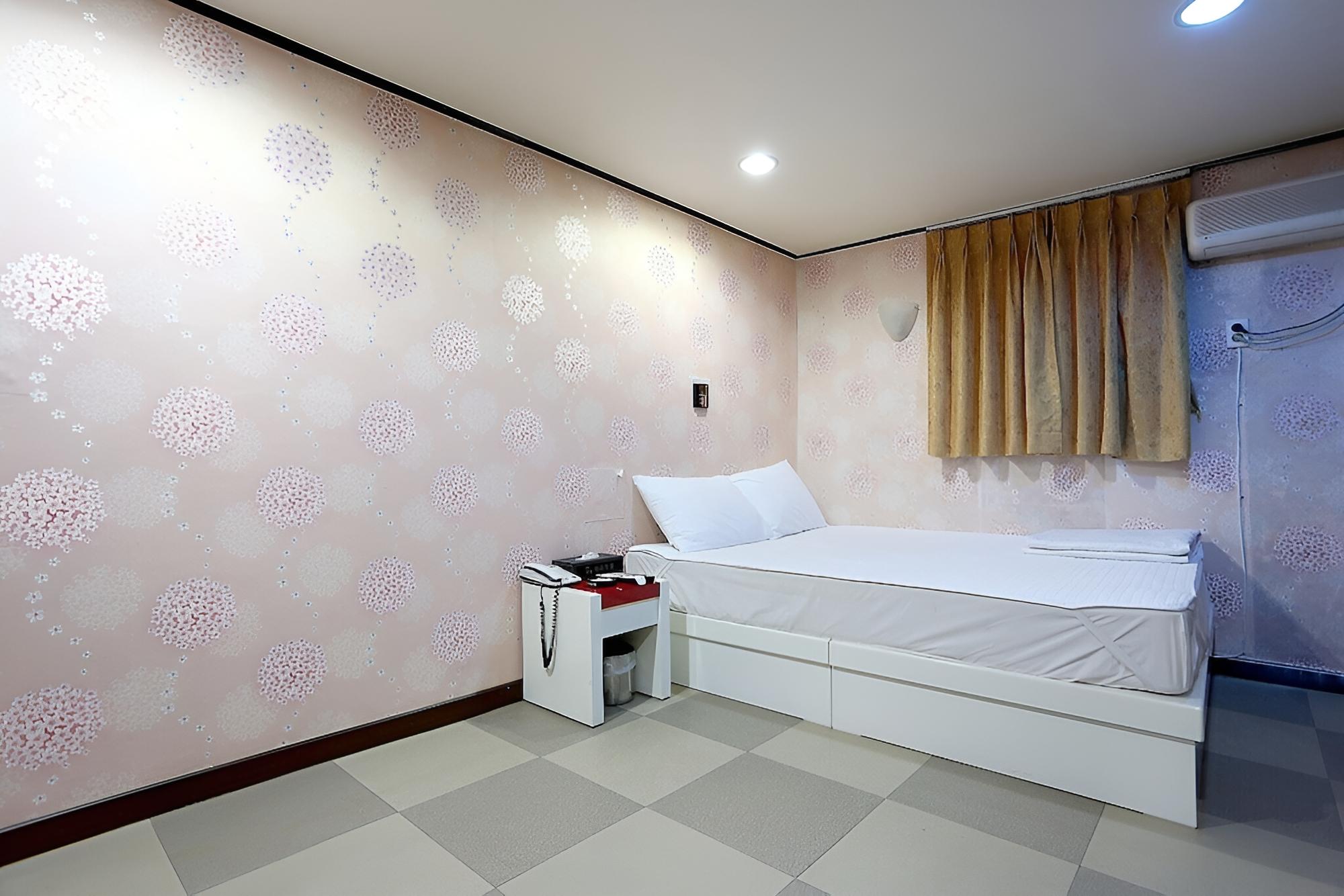 Room (Standard Room) - Photo 6