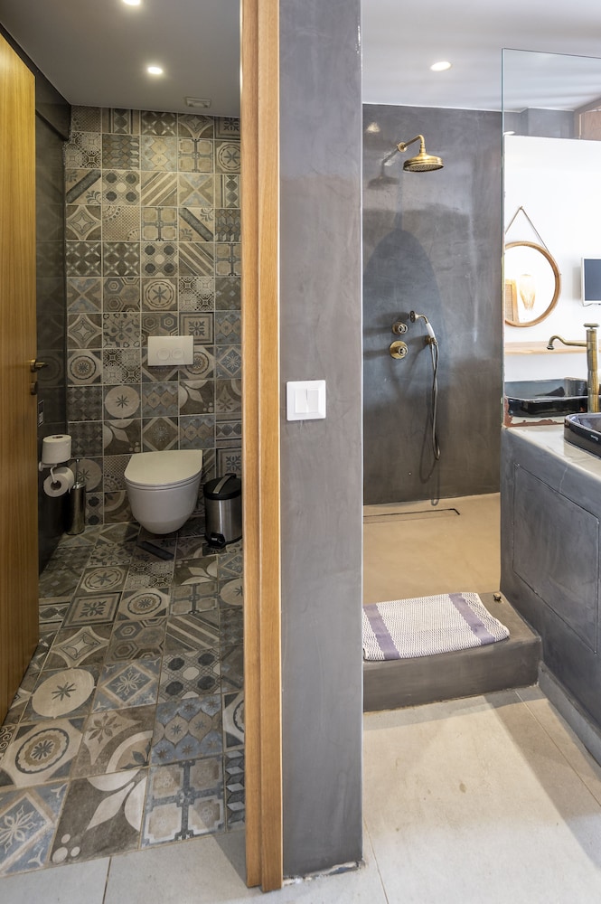 Junior Suite with sharing pool - Photo 9