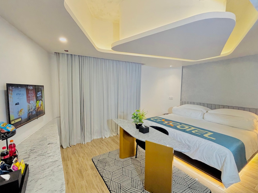 Business Suite, City View