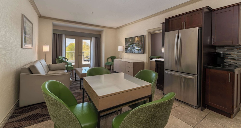 Suite, Multiple Beds, Kitchen, Lake View (Living Room; Sofabed, Full Kitchen)