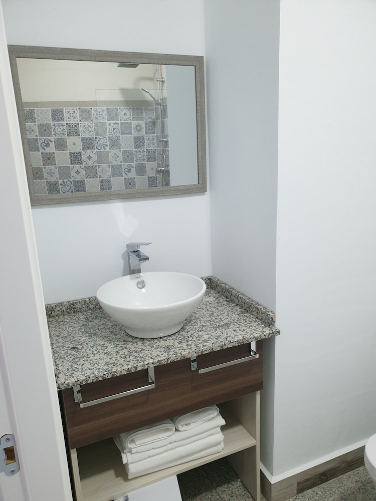 Standard Twin Room, Accessible (2) - Photo 4