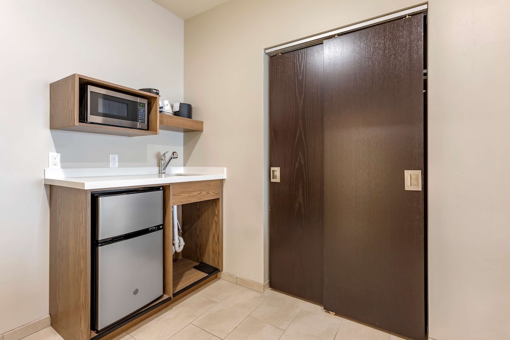 Standard Room, Multiple Beds, Non Smoking, Refrigerator & Microwave photo 3