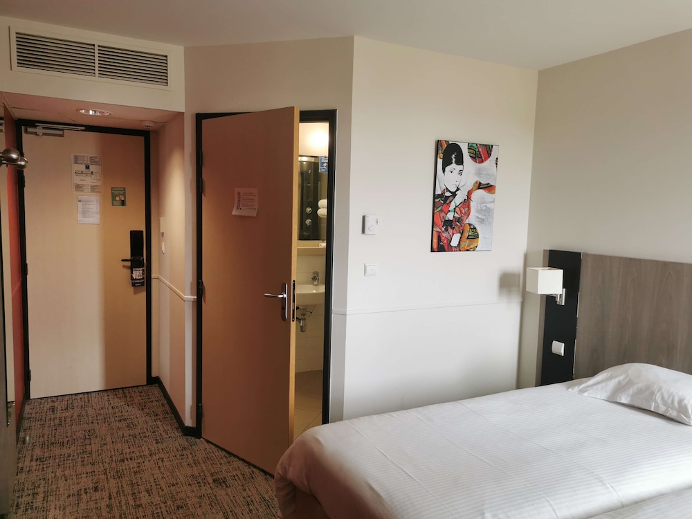 Standard Room, Multiple Beds - Photo 2