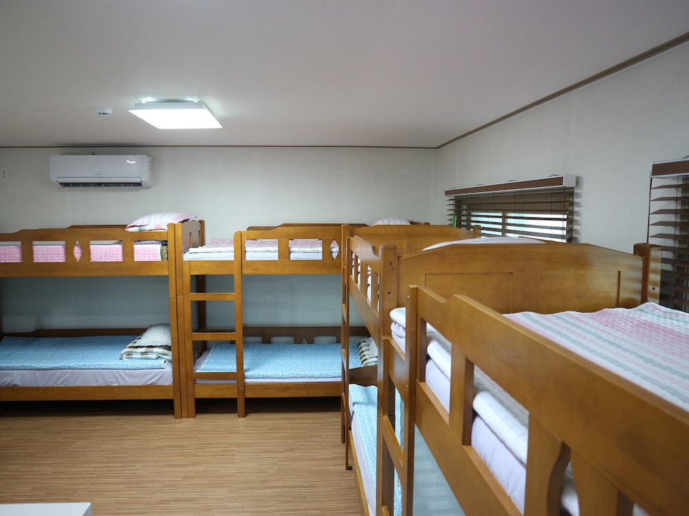 Shared Dormitory, Men Only (8 People)