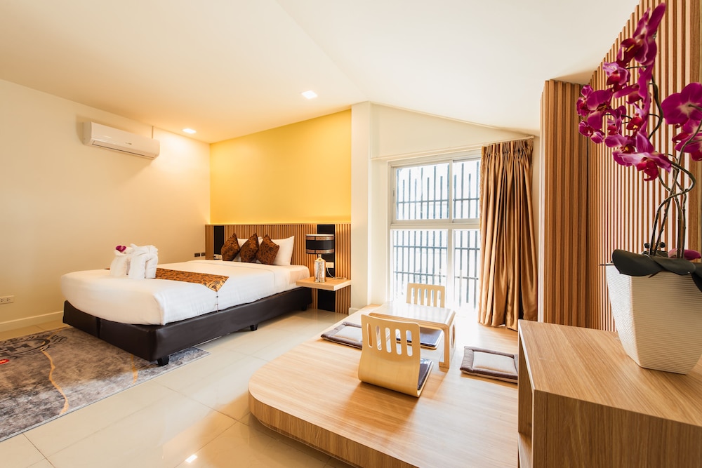 Golden Room (Non-smoking) - Photo 4
