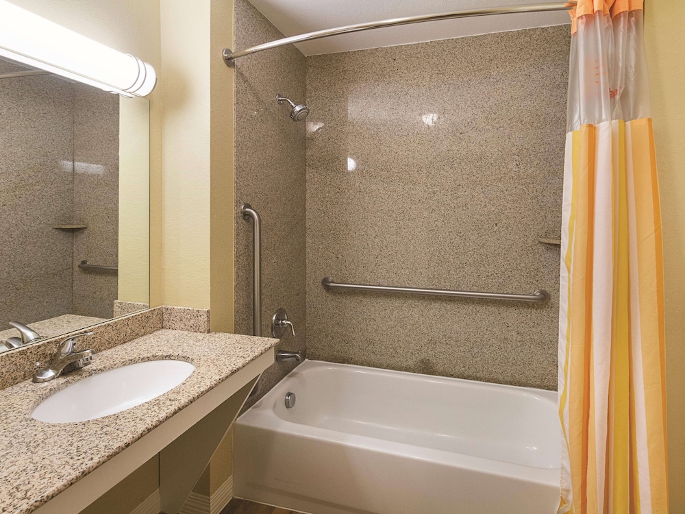 Suite, 1 Bedroom, Non Smoking (Mobility/Hearing, Tub w/ Grab Bars) photo 2