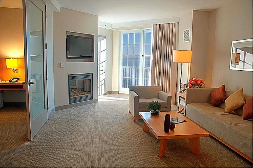 Suite, 1 Bedroom, Balcony, Ocean View - Photo 2