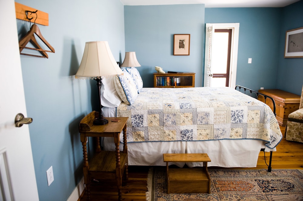 Luxury Room, 1 Queen Bed, Balcony, Corner photo 2
