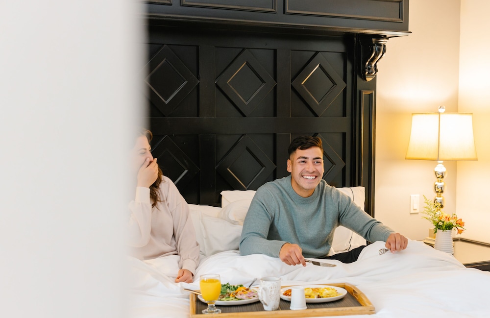 Premier Room, 1 King Bed, Accessible - Photo 2
